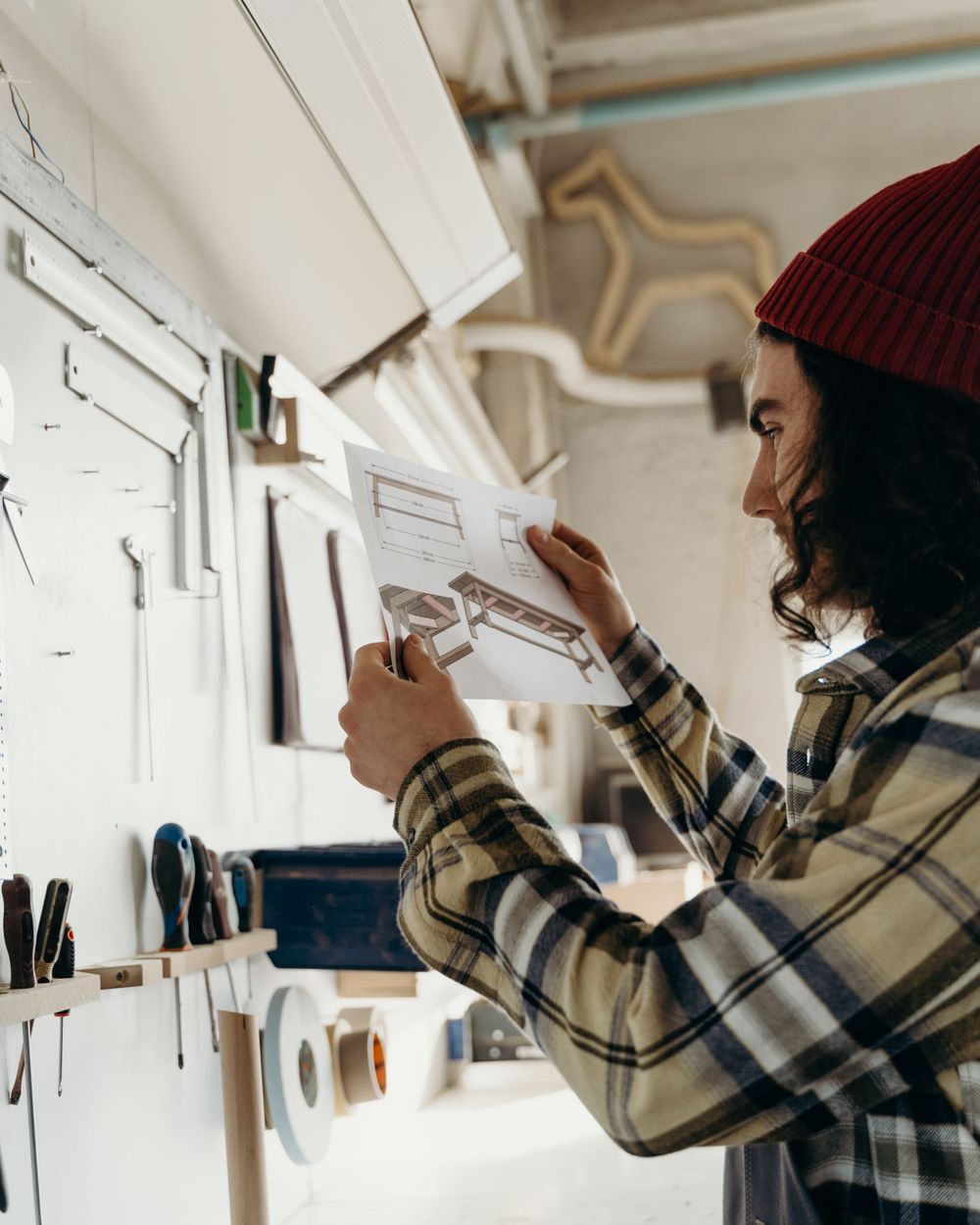 Un artisan qui mesure dans son atelier