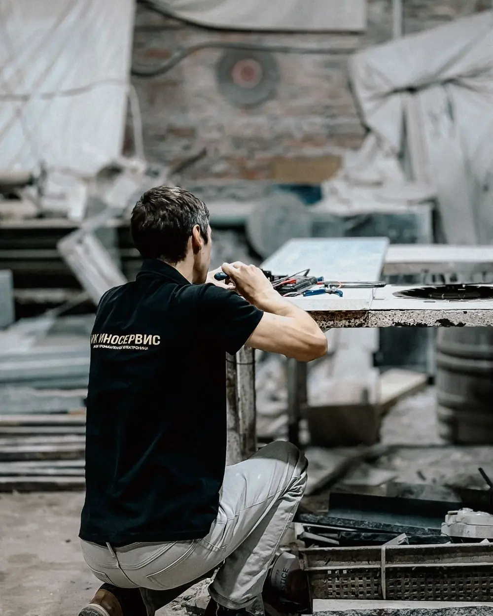 Un artisan au travail sur un chantier de rénovation