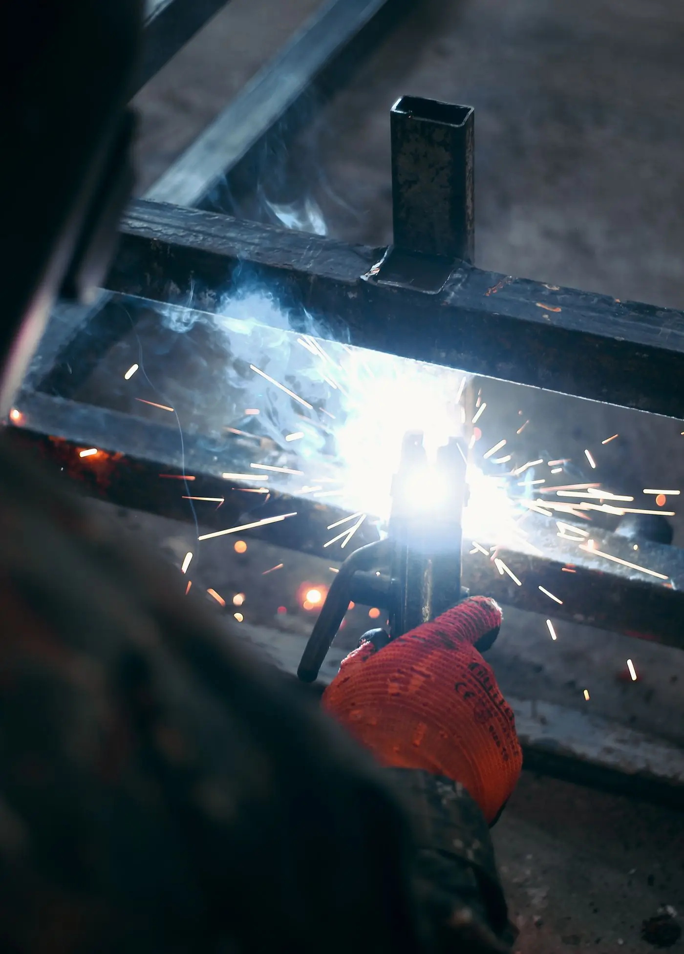 Un soudeur au travail dans un atelier